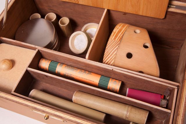 Maleta tradicional com instrumentos de moxabustão