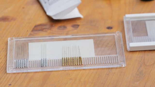 Agulhas japonesas de ouro e prata em estojo