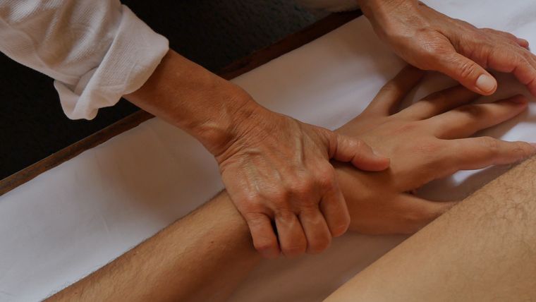 Diagnóstico pelo pulso em atendimento de acupuntura japonesa